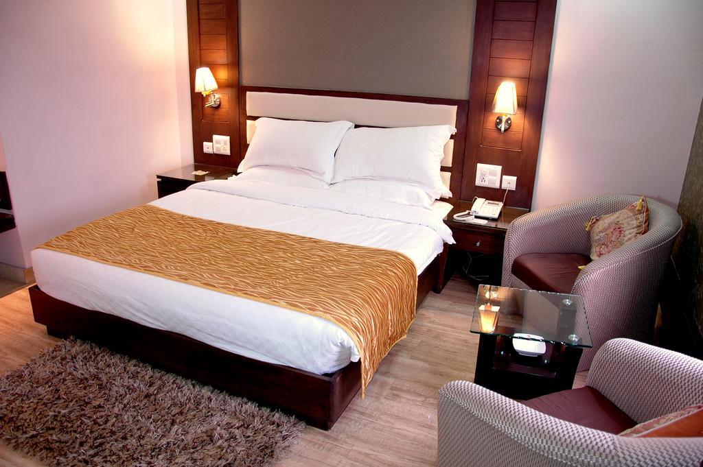 Hotel Palmdale Zirakpur Esterno foto