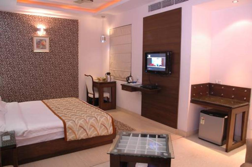 Hotel Palmdale Zirakpur Esterno foto