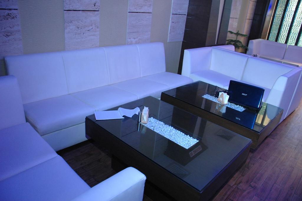 Hotel Palmdale Zirakpur Esterno foto