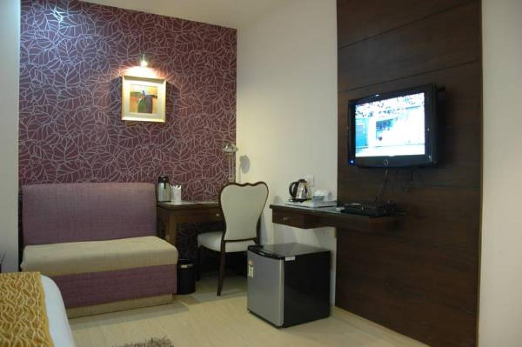 Hotel Palmdale Zirakpur Esterno foto