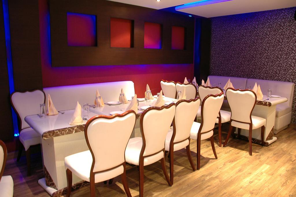 Hotel Palmdale Zirakpur Esterno foto