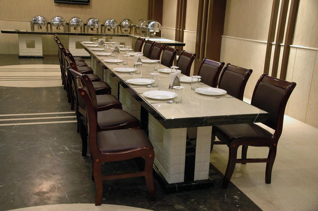 Hotel Palmdale Zirakpur Esterno foto