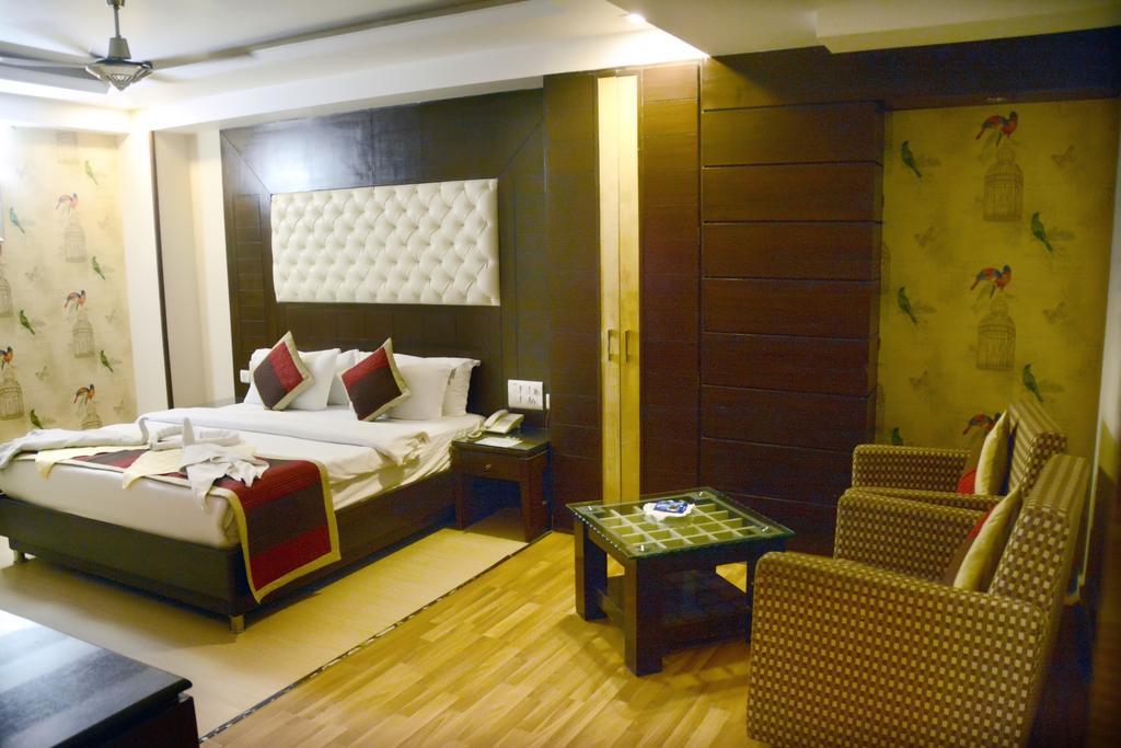 Hotel Palmdale Zirakpur Esterno foto